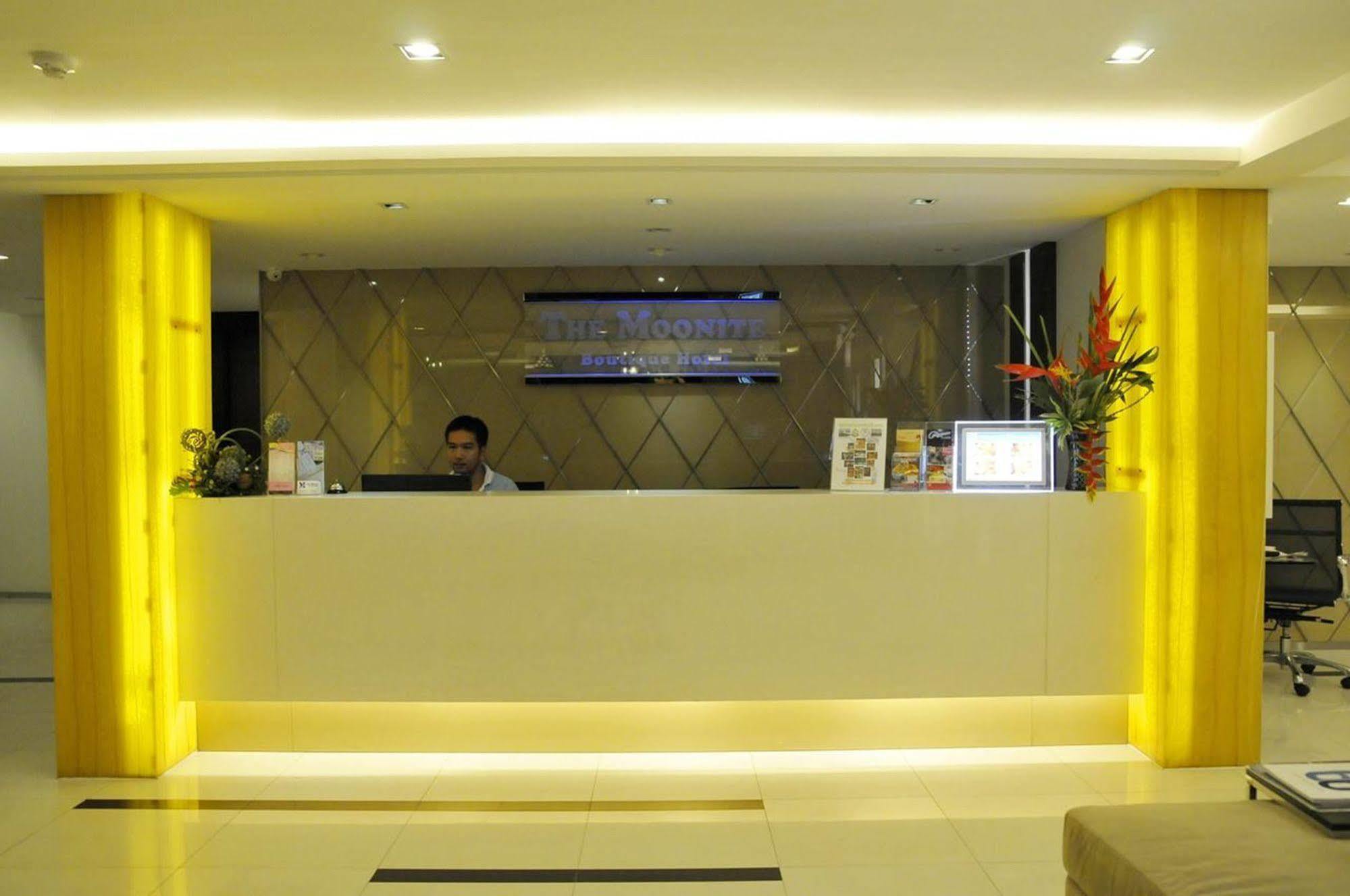 The Moonite Boutique Hotel Bangkok Buitenkant foto