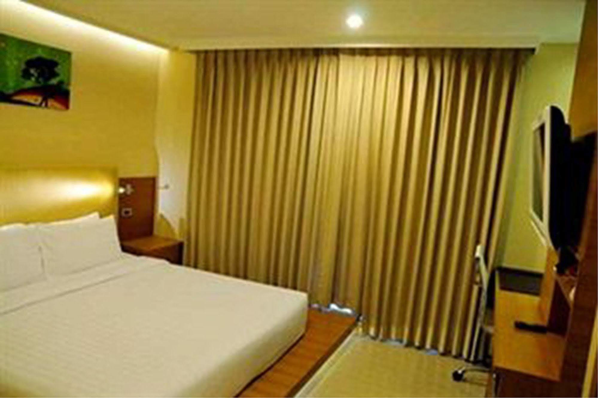 The Moonite Boutique Hotel Bangkok Buitenkant foto